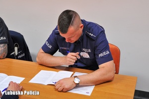 Policjant rozwiązują test