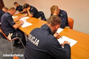Policjanci rozwiązują test