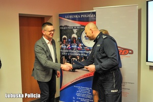 Policjant gratuluje mężczyźnie