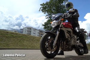 motocyklista rusza do jazdy