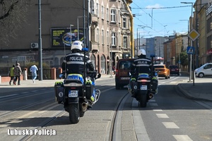 policyjni motocykliści na drodze