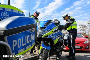 policjanci przy motocyklach