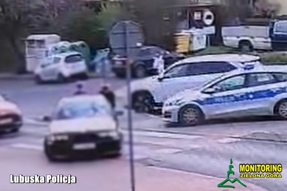 policjanci pchają auto
