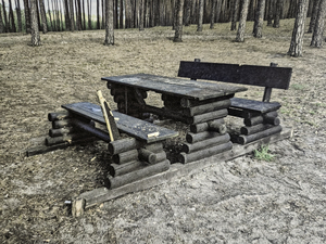 przedmioty uszkodzone przez wandali przedmioty uszkodzone przez wandali