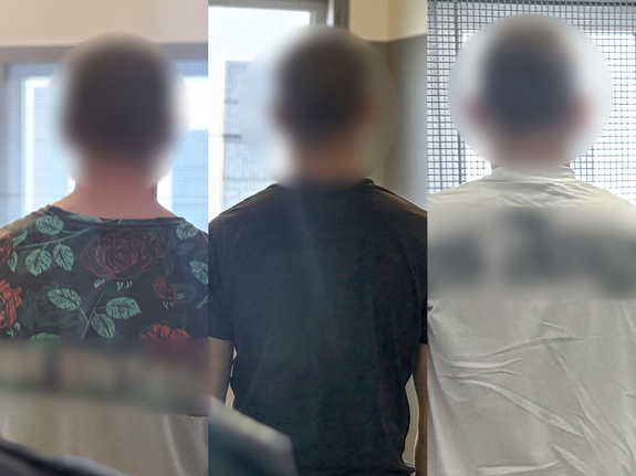 mężczyźni w pomieszczenie dla osób zatrzymanych