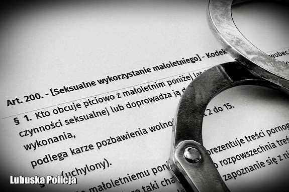 Kajdanki na kodeksie karnym.