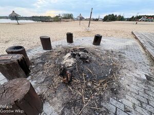 zniszczone elementy wyposażenia plaży
