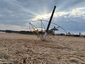 zniszczone elementy wyposażenia plaży