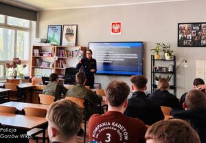 policjantka prowadzi lekcję