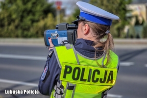 policjantka kontroluje prędkość pojazdów