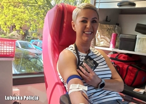 osoba oddaje krew w krwiobusie