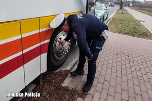 Policjant podczas kontroli autokaru.