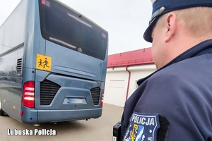 Policjant podczas kontroli autokaru.