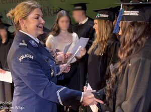 policjantka gratuluje uczniom