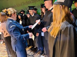 policjantka gratuluje uczniom