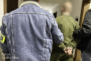 policjanci prowadzą mężczyznę