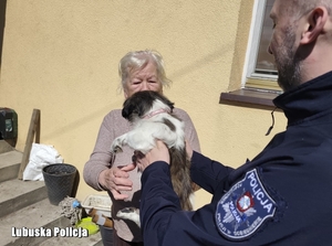policjant oddaje pieska kobiecie