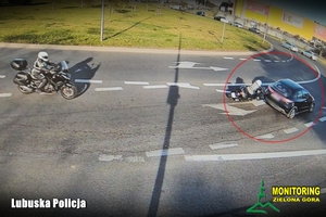 Motocyklistka uderza w samochód