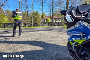 policjant kontroluje prędkość pojazdów