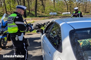 policjanci prowadzą kontrolę drogową