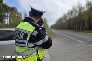 policjant kontroluje prędkość pojazdów