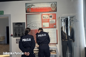 kursanci w muzeum