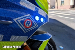 policyjny motocykl na drodze