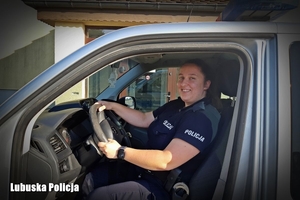 policjantka siedzi w radiowozie
