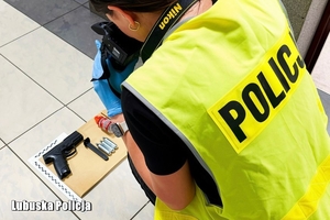 policjantka prowadzi oględziny