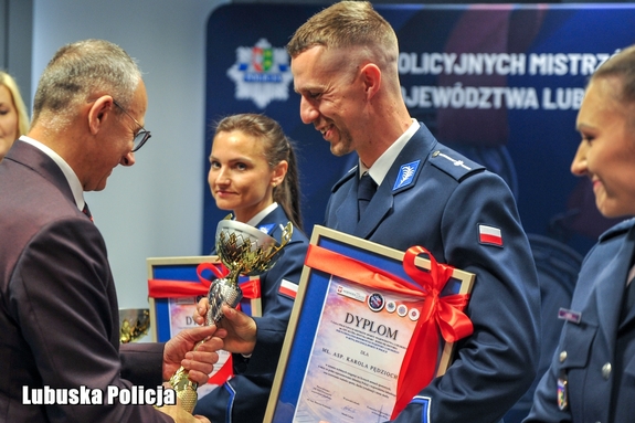moment wręczenia upominków