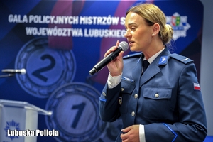 policjantka śpiewa