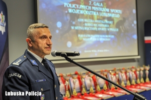 policjant przemawia przez mikrofon