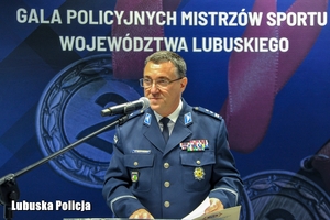 policjant przemawia przez mikrofon