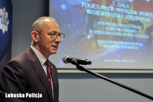 Wojewoda Lubuski przemawia przez mikrofon