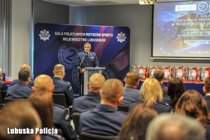 uczestnicy słuchają przemawiającego policjanta