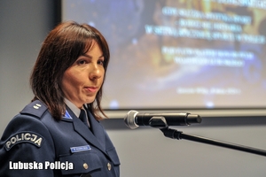 policjantka przemawia przez mikrofon