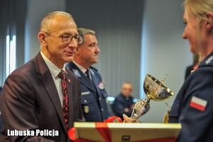 moment wręczenia upominków