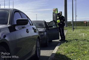 policjant rozmawia z kierowcą