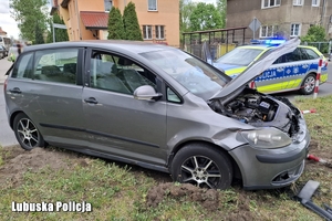 uszkodzony samochód i radiowóz
