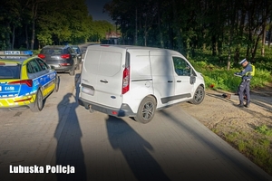 policjanci wykonują czynności na miejscu zdarzenia drogowego