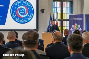 policjant przemawia z mównicy