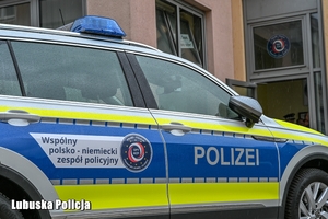 radiowóz przed budynkiem