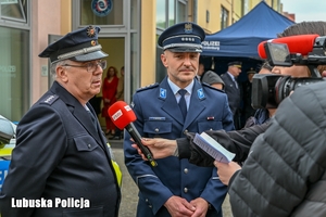 policjanci udzielają wywiadu