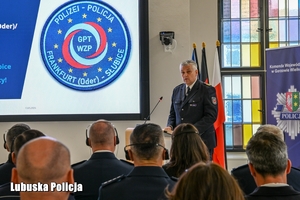 policjant przemawia z mównicy