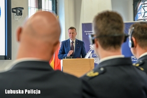 mężczyzna przemawia przez mikrofon