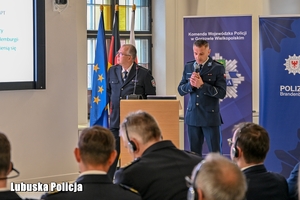 policjanci przemawiają z mównicy