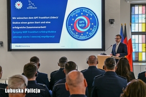 mężczyzna przemawia przez mikrofon