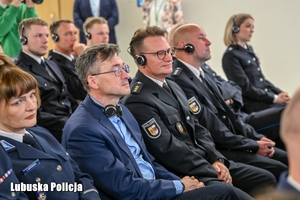 policjanci na sali konferencyjnej