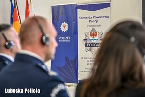 policjanci na sali konferencyjnej