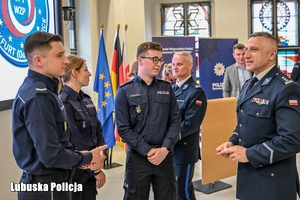 policjanci rozmawiają ze sobą